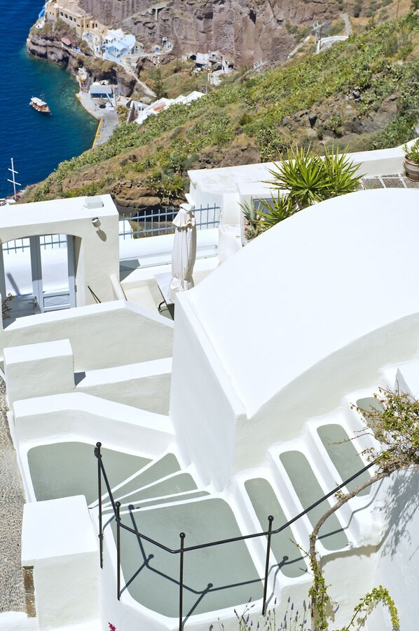 Property grounds - Enigma Apartments & Suites (Santorini)