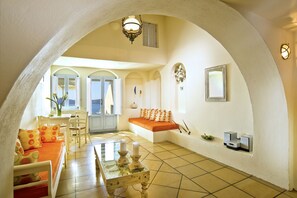 Living area - Enigma Apartments & Suites (Santorini)