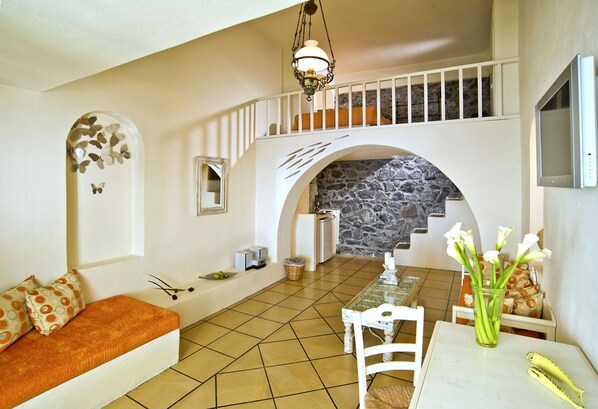 Living area - Enigma Apartments & Suites (Santorini)
