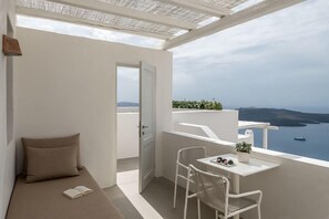 Outdoor dining - Enigma Apartments & Suites (Santorini)