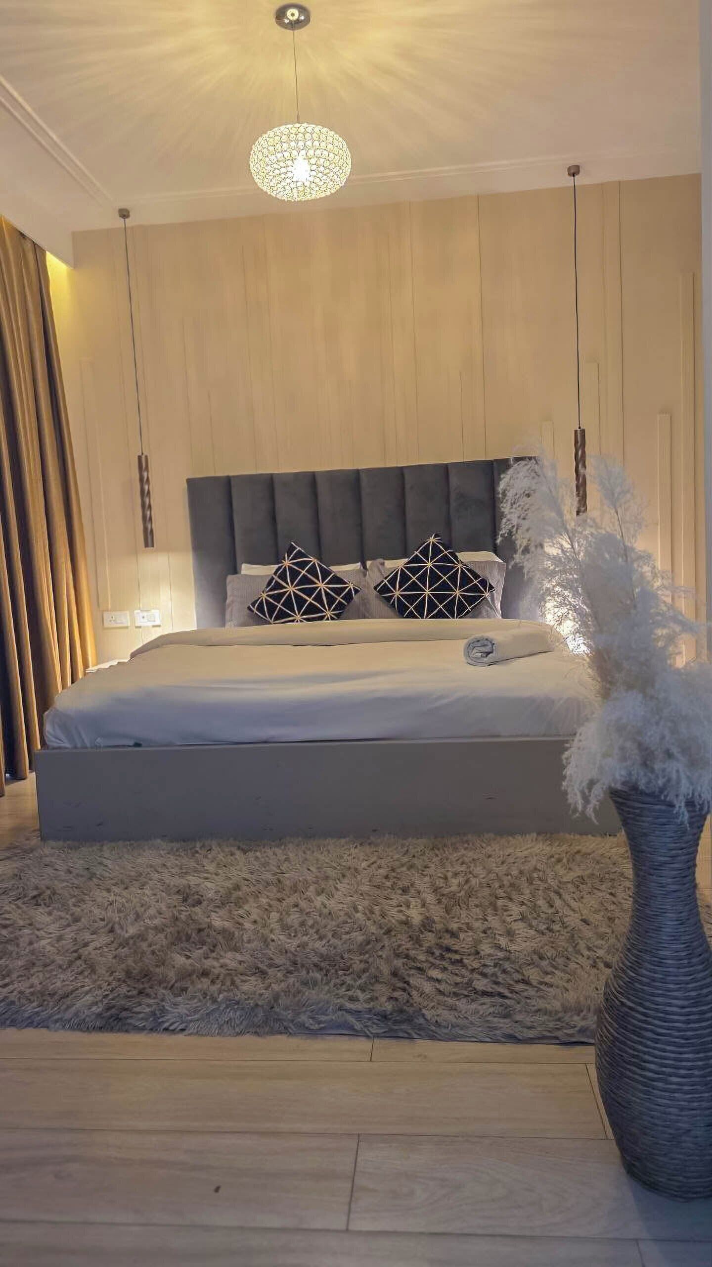 デスク、ノートパソコン用作業スペース、遮光カーテン、アイロン / アイロン台