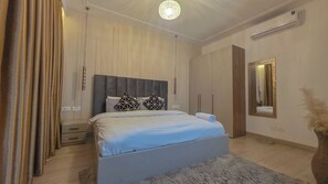 書桌、筆電工作空間、遮光布/窗簾、熨斗/熨衣板