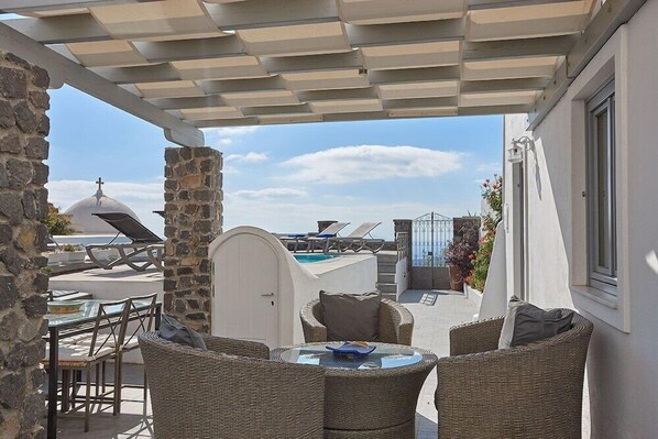 Outdoor dining - Villa Dakoronia (Santorini)