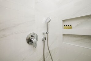 Shower, hair dryer, bidet, towels - Mia House 2, two-room apartment between San Siro and City Life, near old and new fairgrounds (Milano)