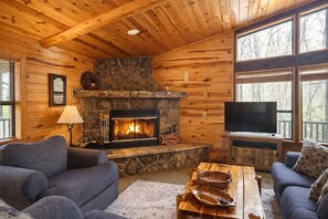 Living area - 3-bedroom cabin in welcoming Broken Bow with AC and charm (Broken Bow)