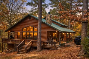 Exterior - 3-bedroom cabin in welcoming Broken Bow with AC and charm (Broken Bow)