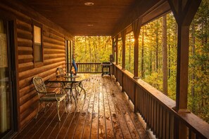 Outdoor dining - 3-bedroom cabin in welcoming Broken Bow with AC and charm (Broken Bow)