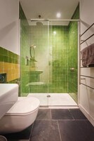 Apartamento, balcón, vistas al río | Baño | Toallas, jabón, champú y papel higiénico