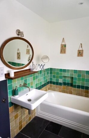 Serviettes fournies, savon, shampooing, papier de toilette