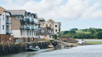 Zona residencial frente al agua con casas modernas, un canal y barcos.