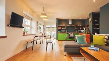 Leilighet, balkong, elveutsikt | Oppholdsområde