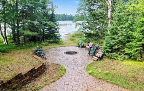 Enjoyable 4-bedroom cabin with AC in Niagara, on a private 56 acre lake