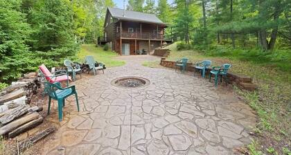 Enjoyable 4-bedroom cabin with AC in Niagara, on a private 56 acre lake