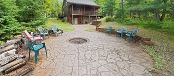 Enjoyable 4-bedroom cabin with AC in Niagara, on a private 56 acre lake