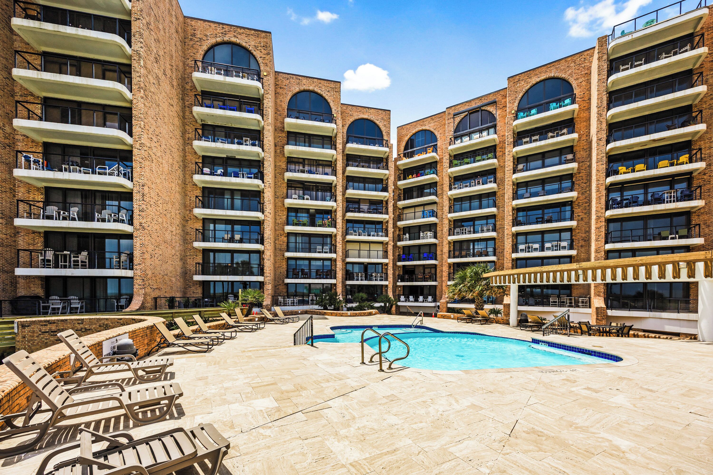 Een buitenzwembad en een verwarmd zwembad