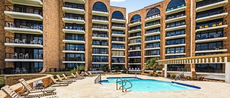 Een buitenzwembad en een verwarmd zwembad