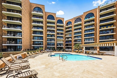 Oceanfront 2 BR/3 Bath Condo with 2 Pools, Beach Access, Great Views, Sleeps 6!