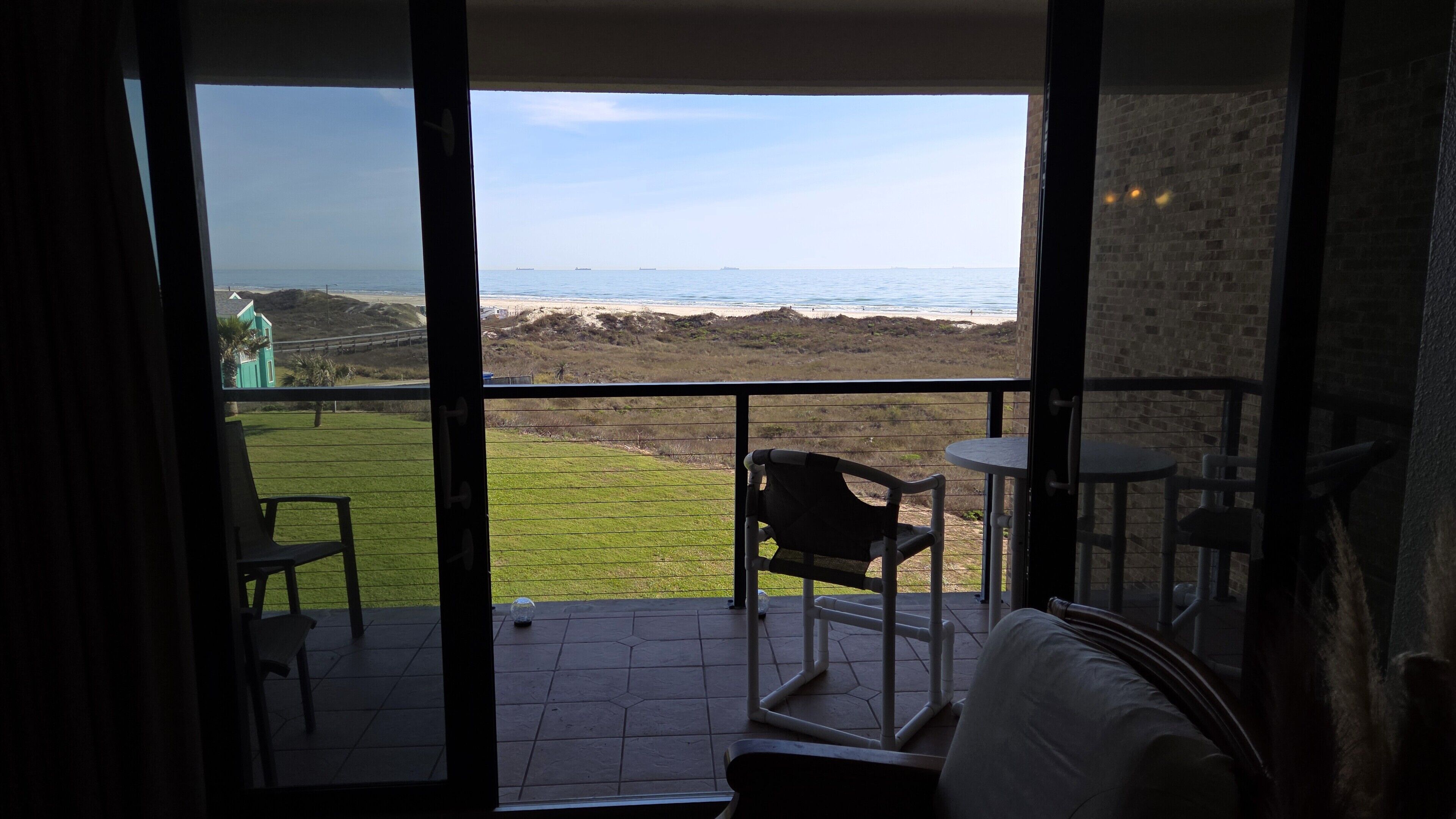 Un balcón con vistas a la playa y al océano.