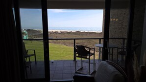 Un balcón con vistas a la playa y al océano.
