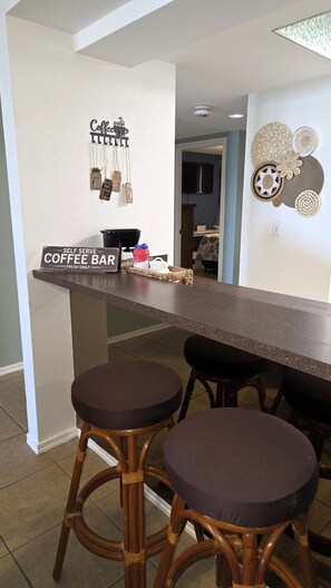 Dining - Oceanfront 2 BR/3 Bath Condo with 2 Pools, Beach Access, Great Views, Sleeps 6! (Port Aransas)