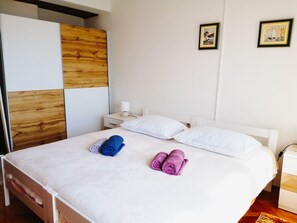 2 Schlafzimmer, Schreibtisch, Bügeleisen/Bügelbrett, Reisekinderbett