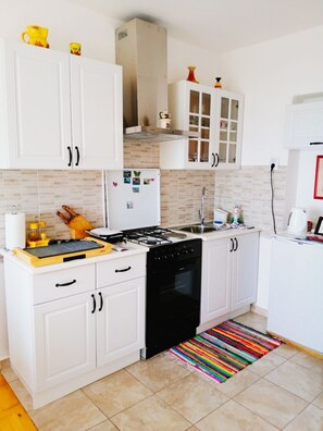 Refrigerador, horno, parrilla de estufa y cafetera y tetera 