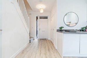 Interior - Elegant Home | Parking | Wi-Fi | Near O2 Academy (Birmingham)