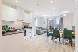 Private kitchen - Elegant Home | Parking | Wi-Fi | Near O2 Academy (Birmingham)