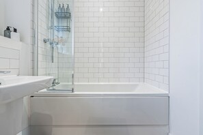 Hair dryer, towels, soap, toilet paper - Elegant Home | Parking | Wi-Fi | Near O2 Academy (Birmingham)