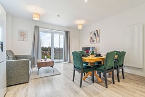Dining - Elegant Home | Parking | Wi-Fi | Near O2 Academy (Birmingham)