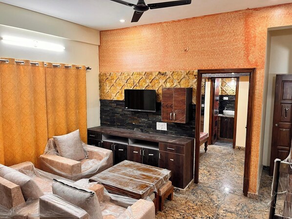 Smart TV - Luxurious 2BHK with 2 rooms 1 bathroom and 2 balconies built like 5 star hotel (Bengaluru)