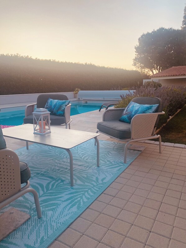 Outdoor pool, a heated pool - Country house with private pool 20 min from the ocean (Chasnais)