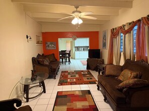 Living area - 2-bedroom apartment in fantastic Christiansted with AC and comfort (Christiansted)