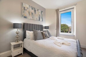 2 bedrooms, iron/ironing board, WiFi, bed sheets - Holburn Lodge by Duthie Park Work Ready Fast Wi-Fi (Aberdeen)