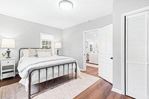 3 habitaciones, tabla de planchar con plancha, internet y ropa de cama 