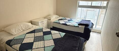 3 bedrooms, iron/ironing board, internet, bed sheets