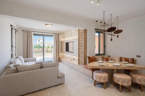 TV - Villa Analidia Supreme (Koridallos)
