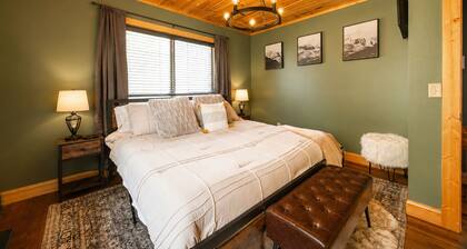 Retreat•50 Acres•Mtn Views• Hot Tub•Fire Pit•Sleeps 10•Game & Media Room•Ellijay