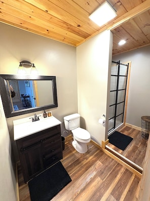 Shower, hair dryer, towels, soap - Retreat•50 Acres•Mtn Views• Hot Tub•Fire Pit•Sleeps 10•Game Room•Carters Lake (Ellijay)