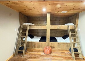 3 bedrooms, WiFi, bed sheets, wheelchair access - Retreat•50 Acres•Mtn Views• Hot Tub•Fire Pit•Sleeps 10•Game Room•Carters Lake (Ellijay)