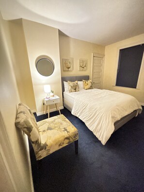 Tabla de planchar con plancha, wifi y ropa de cama 