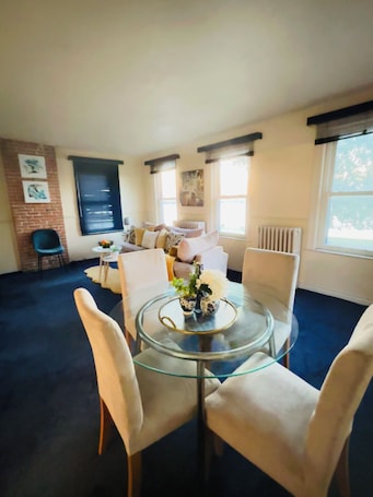 内装. Modern cozy home on the riverfront close to casino,downtown, Uof W and detroit