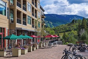 Outdoor dining - Spacious, luxury villa at 5-star Westin Riverfront. Best pool, spa, fitness,etc! (Avon)