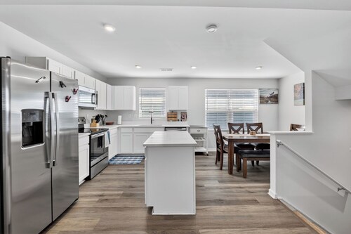 Wonderful 3-bedroom townhome in vibrant Charlotte suburb minutes from highways