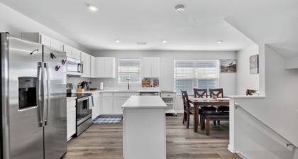 Wonderful 3-bedroom townhome in vibrant Charlotte suburb minutes from highways