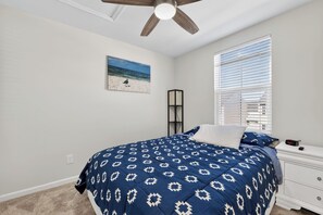 3 bedrooms, desk, free WiFi, bed sheets - Wonderful 3-bedroom townhome in vibrant Charlotte suburb minutes from highways (Charlotte)