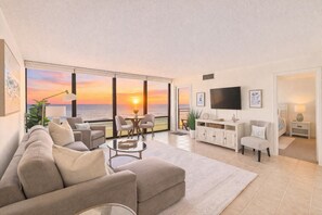 TV - Beachfront Condo/ Pool/ Surfing/ Fishing (Virginia Beach)