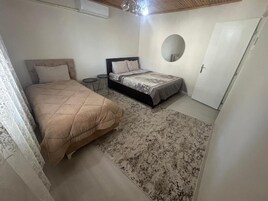 Apartamento, vistas a la ciudad, en la zona del jardín | Cortinas opacas, tabla de planchar con plancha, wifi gratis