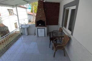 Apartamento, vistas a la ciudad, en la zona del jardín | Restaurante al aire libre