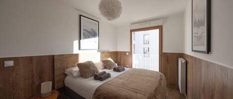 Travel cot, free WiFi, bed sheets, wheelchair access